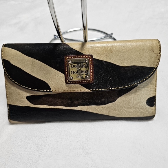 EUC Dooney & Bourke wallet With checkbook Cover - Picture 1 of 9